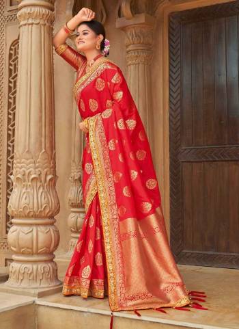 Grab These Beautiful Colored Saree Pair With Blosue.These Saree And Blouse Are Fabricated On Banarasi Silk.Its Beautified With Weaving Designer,Embroidery Border Work.