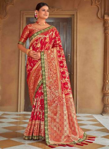 Grab These Beautiful Colored Saree Pair With Blosue.These Saree And Blouse Are Fabricated On Banarasi Silk.Its Beautified With Weaving Designer,Embroidery Border Work.