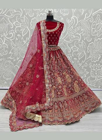 For A Bridal Look,Grab These Heavy Designer Lehenga Choli in Fine Colored.These Lehenga And Blouse Are Fabricated On Velvet Pair With Soft Net Dupatta.Its Beautified With  Patch,Multy Thread,Jari,Dori Embroidery,Diamond Work.