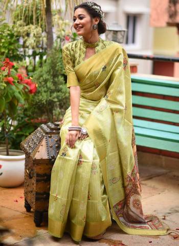 Grab These Saree in Fine Colored Pair With Blouse.These Saree And Blouse Are Fabricated On Tussar Silk.Its Beautified With Wevon Border Designer,Printed Work.