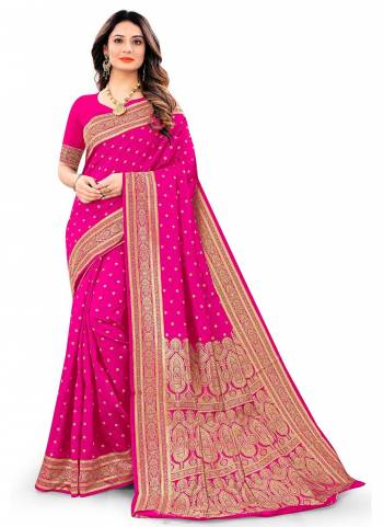 Grab These Casual Wear Saree in Fine Colored.These Saree And Blouse Are Fabricaed On Litchi Silk.Its Beautified With Heavy Jari Wevon Jacquard Designer Work.