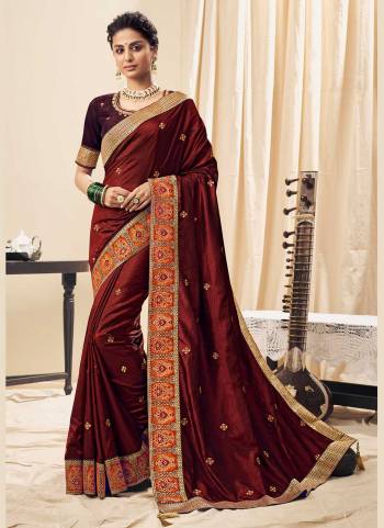 Grab These Saree in Fine Colored Pair With Blouse.These Saree is Fabricated On Two Tone Sana Silk Pair With Phantom Silk Blouse.Its Beautified With Resham,Jari Embroidery Work.