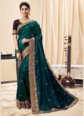 Grab These Saree in Fine Colored Pair With Blouse.These Saree is Fabricated On Two Tone Sana Silk Pair With Phantom Silk Blouse.Its Beautified With Resham,Jari Embroidery Work.