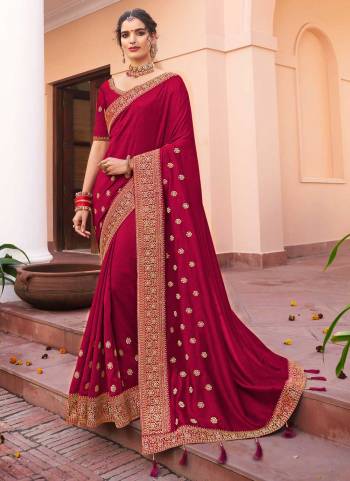 For A Beautiful Look,Grab These Saree in Fine Colored Pair With Blouse.These Saree is Fabricated On Vichitra Silk Pair With Phantom Silk Blouse.Its Beautified With Designer Jari Embroidery Work. 