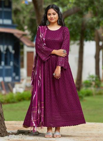 For A Bold And Beautuful Look,Grab These Readymade Kurti In Fine Colored.These kurti is Fabricated On Rayon Pair With Viscose Dupatta.Its Beautified With Chikan Embroidery And Golden Stripe Work.