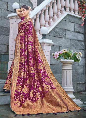 Grab These Festive Wear Saree in Fine Colored Pair With Blouse.These Saree And Blouse Are Fabricated On Banarasi Silk.Its Beautified With Weaving Jacquard Designer Work.