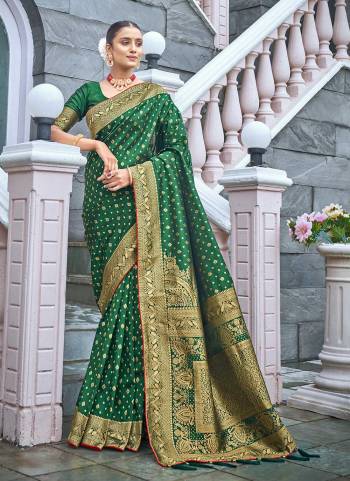 Grab These Festive Wear Saree in Fine Colored Pair With Blouse.These Saree And Blouse Are Fabricated On Banarasi Silk.Its Beautified With Weaving Jacquard Designer Work.