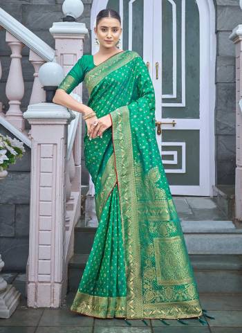 Grab These Festive Wear Saree in Fine Colored Pair With Blouse.These Saree And Blouse Are Fabricated On Banarasi Silk.Its Beautified With Weaving Jacquard Designer Work.