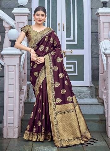 Grab These Festive Wear Saree in Fine Colored Pair With Blouse.These Saree And Blouse Are Fabricated On Banarasi Silk.Its Beautified With Weaving Jacquard Designer Work.