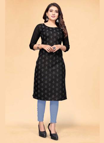 For A Casual Wear,Grab These Readymade Kurti in Fine Colored.These Kurti is Fabricated On Cotton Sulb.Its Beautified With Designer Printed Work.