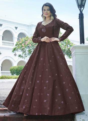 For A Bold And Beautiul Look,Grab These Gown in Fine Colored.These Gown is Fabricated On Cotton Pair With Cotton Koti.Its Beautified With Designer Thread,Sequance Embroidery Work.