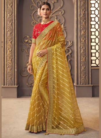 For A Designer Look,Grab These Saree in Fine Colored Pair With Blouse.These Saree is Fabricated On Organza Pair With Banarasi Silk Blouse.Its Beautified With Designer Work.