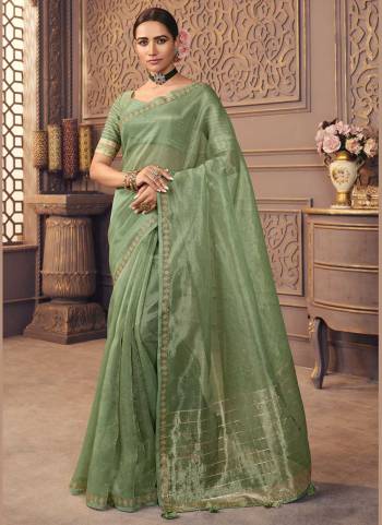 For A Designer Look,Grab These Saree in Fine Colored Pair With Blouse.These Saree is Fabricated On Organza Pair With Organza Blouse.Its Beautified With Designer Work.