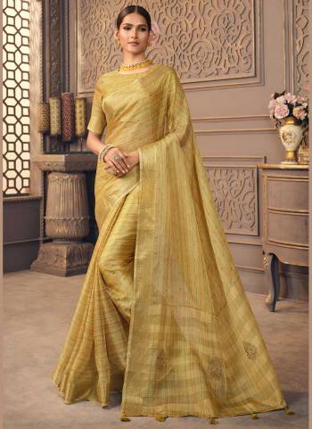 For A Designer Look,Grab These Saree in Fine Colored Pair With Blouse.These Saree is Fabricated On Organza Pair With Organza Blouse.Its Beautified With Designer Work.