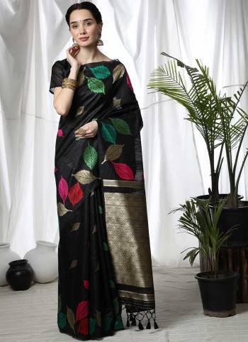 Grab These Different Looking Saree in Fine Colored.These Saree And Blouse Are Fabricated On Tussar Silk.its Beautified With Heavy Wevon Designer Work.