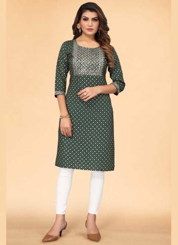 Grab These Casual Wear Kurti in Fine Colored.These kurti is Fabricated On Viscose Rayon.Its Beautifed With Foil Printed,Embroidery Work.