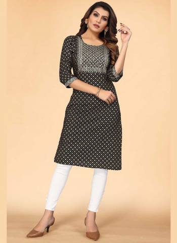 Grab These Casual Wear Kurti in Fine Colored.These kurti is Fabricated On Viscose Rayon.Its Beautifed With Foil Printed,Embroidery Work.