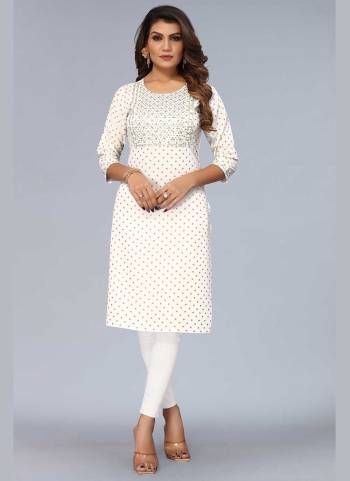 Grab These Casual Wear Kurti in Fine Colored.These kurti is Fabricated On Viscose Rayon.Its Beautifed With Foil Printed,Embroidery Work.