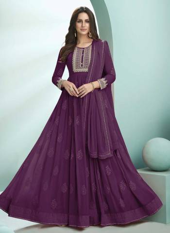 Grab These Anarkali Suit in Fine Colored.TheseTop And Dupatta Are Fabricated On Faux Georgette Pair With Santoon Bottom.Its Beautified With Heavy Thread Embroidery Work.