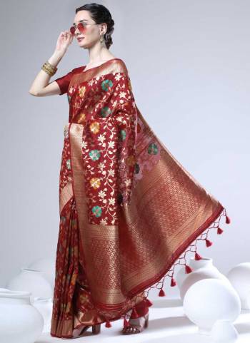 For A Bold And Beautiful Look,Grab These Saree in Fine Colored.These Saree And Blouse Are Fabricated On Tussar Silk.its Beautified With Jamdani Wevon Jari Designer Work.