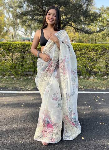 For Bold And Beautiful Look,Grab These Saree in Fine Colored.These Saree is Fabricated On Organza Pair With Satin Banglori Blouse.Its Beautified With  Digital Printed,Embroidery Work.