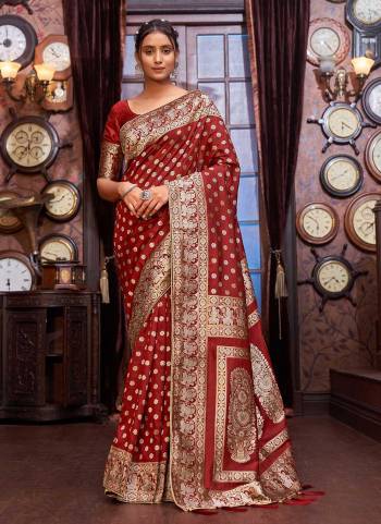 Grab These Festive Wear Saree in Fine Colored.These Saree And Blouse Are Fabricated On Banarasi Silk.Its Beautified With Heavy Weaving Designer Work.