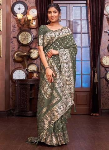 Grab These Festive Wear Saree in Fine Colored.These Saree And Blouse Are Fabricated On Banarasi Silk.Its Beautified With Heavy Weaving Designer Work.