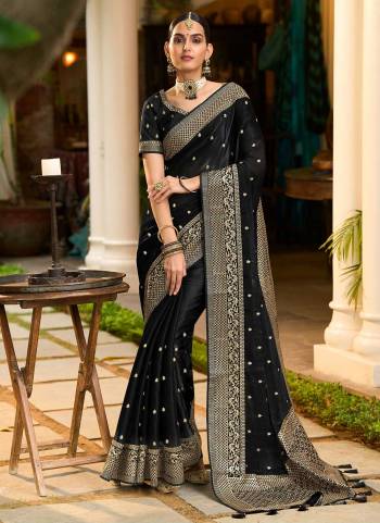 For A Bold And Beautiful Look,Grab These Saree in Fine Colored.These Saree is Fabricated On Two Tone Rose Silk Pair With Banglori Silk Blouse.Its Beautified With Heavy Zari Embroidery Work.