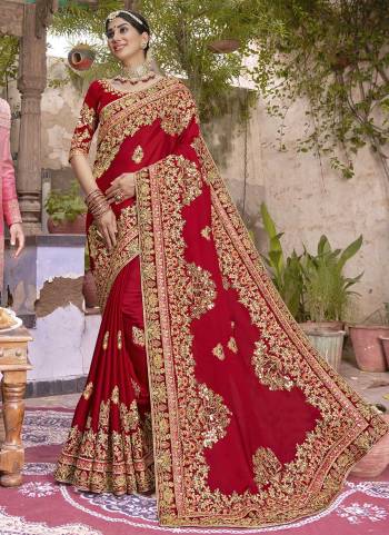 For A Designer Look , Grab These Saree in Fine Colored Pair With Blouse.These Saree And Blouse Are Fabricated On Art Silk.Its Beautified With Heavy Zari,Thread Embroidery Work.