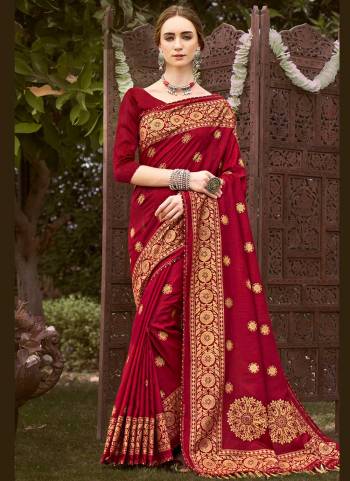 Grab These Casual Wear Saree in Fine Colored.These Saree is Fabricated On Vichitra Silk Pair With Art Silk Blouse.Its Beautified With Designer Khadi Printed Work.