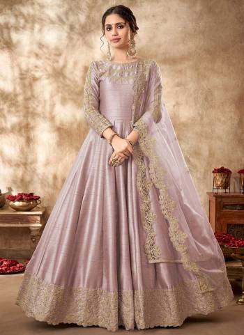 For A Beautiful Look,Grab These Anarkali Suit in Fine Colored.These Top is Fabricated On Art Silk Pair With Santoon Bottom And Net Dupatta.Its Beautified With Heavy Designer Embroidery Work.