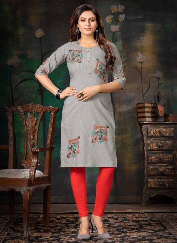 Grab These Readymade Kurti in Fine Colored.These Kurti is Fabricated On Handloom Cotton.Its Beautified With Designer Embroidery Work.