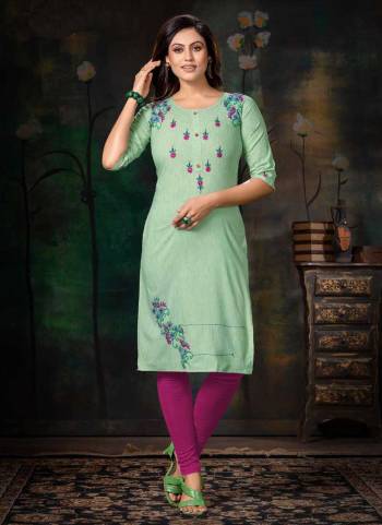 Grab These Readymade Kurti in Fine Colored.These Kurti is Fabricated On Handloom Cotton.Its Beautified With Designer Embroidery Work.