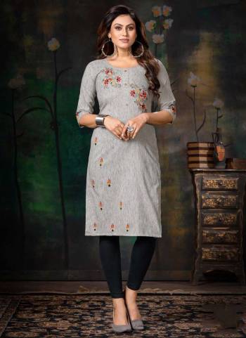 Grab These Readymade Kurti in Fine Colored.These Kurti is Fabricated On Handloom Cotton.Its Beautified With Designer Embroidery Work.