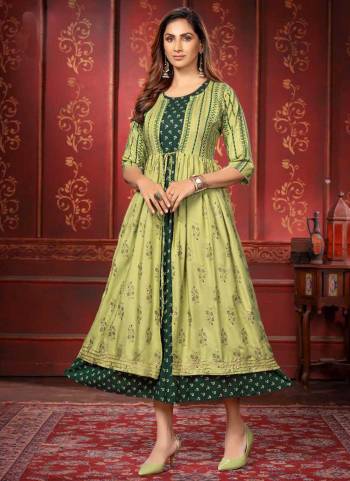 Grab These Readymade Koti in Fine Colored.These Kurti is Fabricated On Rayon Pair With Rayon Koti.Its Beautified With Designer Gold Foil Printed Work.