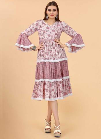 For A Festive Wear,GrabThese Kurti in Fine Colored.These Kurti is Fabricated On Viscose Rayon.Its Beautified With Printed Work.