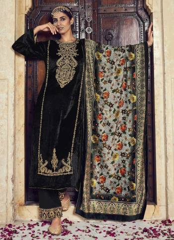 For A Beautiful Look,Grab These Fine Colored Suit.These Top And Dupatta Are Fabricated On Velvet Pair With Pashmina Bottom.Its Beautified With Designer Digital Printed,Heavy Embroidery Work.