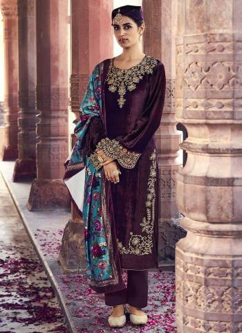 For A Beautiful Look,Grab These Fine Colored Suit.These Top And Dupatta Are Fabricated On Velvet Pair With Pashmina Bottom.Its Beautified With Designer Digital Printed,Heavy Embroidery Work.