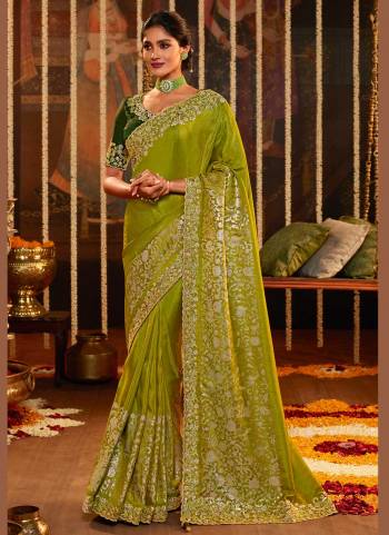 Grab These Designer Looking Saree in Fine Colored.These Saree is Fabricated On Viscose Pair With Banglori Silk Blouse.Its Beutified With Designer Work.