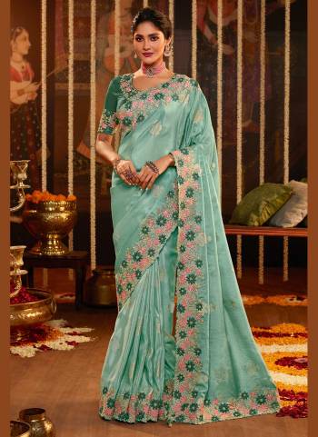 Grab These Designer Looking Saree in Fine Colored.These Saree is Fabricated On Viscose Pair With Banglori Silk Blouse.Its Beutified With Designer Work.