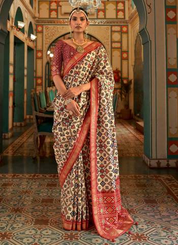 Grab These Festive Wear Saree in Fine Colored.These Saree is Fabricated On Patola Silk Pair With Silk Blouse.Its Beautified With Wevon Designer,Printed,Swarovski Embroidery Work.