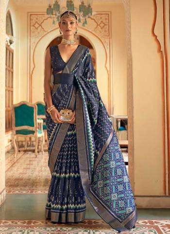 Grab These Festive Wear Saree in Fine Colored.These Saree is Fabricated On Patola Silk Pair With Silk Blouse.Its Beautified With Wevon Border With Patola Printed.