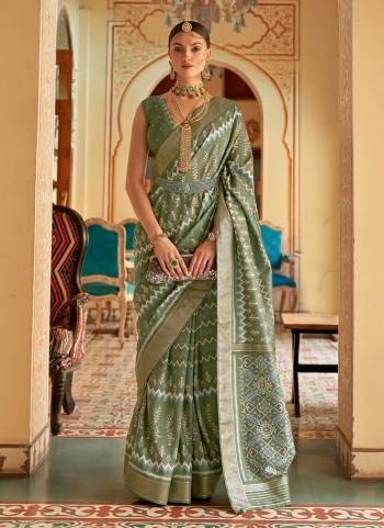 Grab These Festive Wear Saree in Fine Colored.These Saree is Fabricated On Patola Silk Pair With Silk Blouse.Its Beautified With Wevon Border With Patola Printed.