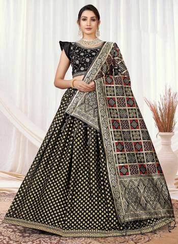 Grab These Lehenga Choli in Fine Colored.These Lehenga Are Silk And Blouse Are Viscose Silk Fabricated Pair With Banarasi Silk Dupatta.Its Beautified With Wevon Designer With Embroidery Work.