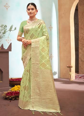 Grab These Festive Wear Saree in Fine Light Colored.These Saree And Blouse is Fabricated On Organza Pair.Its Beautified With Weavon Designer Work.