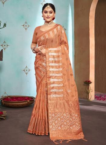 Grab These Festive Wear Saree in Fine Light Colored.These Saree And Blouse is Fabricated On Silk.Its Beautified With Weavon Designer Work.