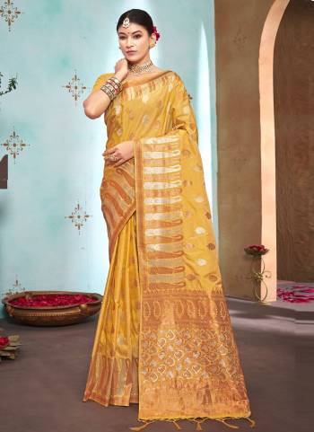 Grab These Festive Wear Saree in Fine Light Colored.These Saree And Blouse is Fabricated On Silk.Its Beautified With Weavon Designer Work.