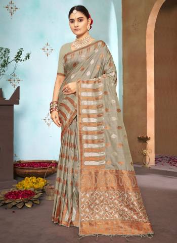 Grab These Festive Wear Saree in Fine Light Colored.These Saree And Blouse is Fabricated On Silk.Its Beautified With Weavon Designer Work.