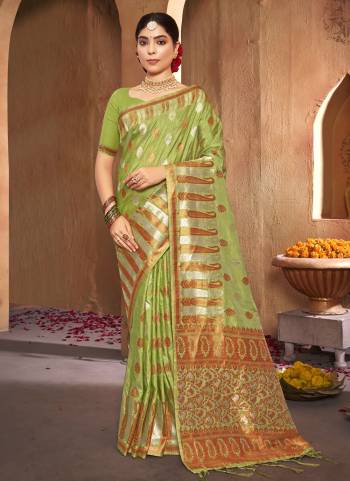 Grab These Festive Wear Saree in Fine Light Colored.These Saree And Blouse is Fabricated On Silk.Its Beautified With Weavon Designer Work.