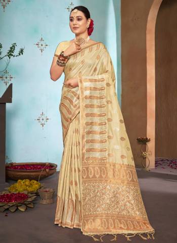 Grab These Festive Wear Saree in Fine Light Colored.These Saree And Blouse is Fabricated On Silk.Its Beautified With Weavon Designer Work.